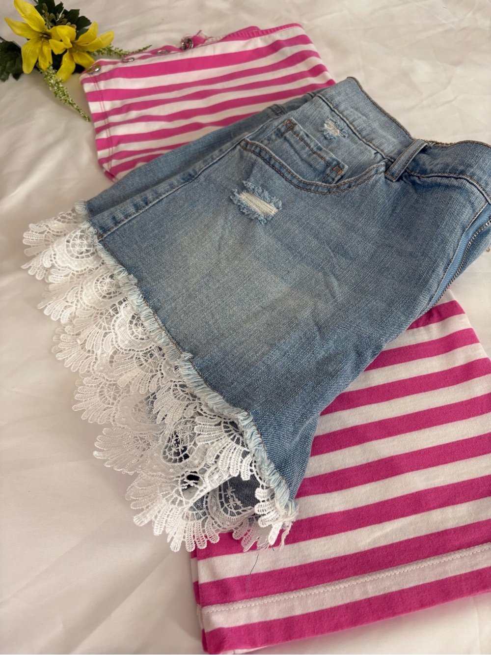 Madden NYC NWT M 7-9 Lace Trim Distressed Denim Shorts